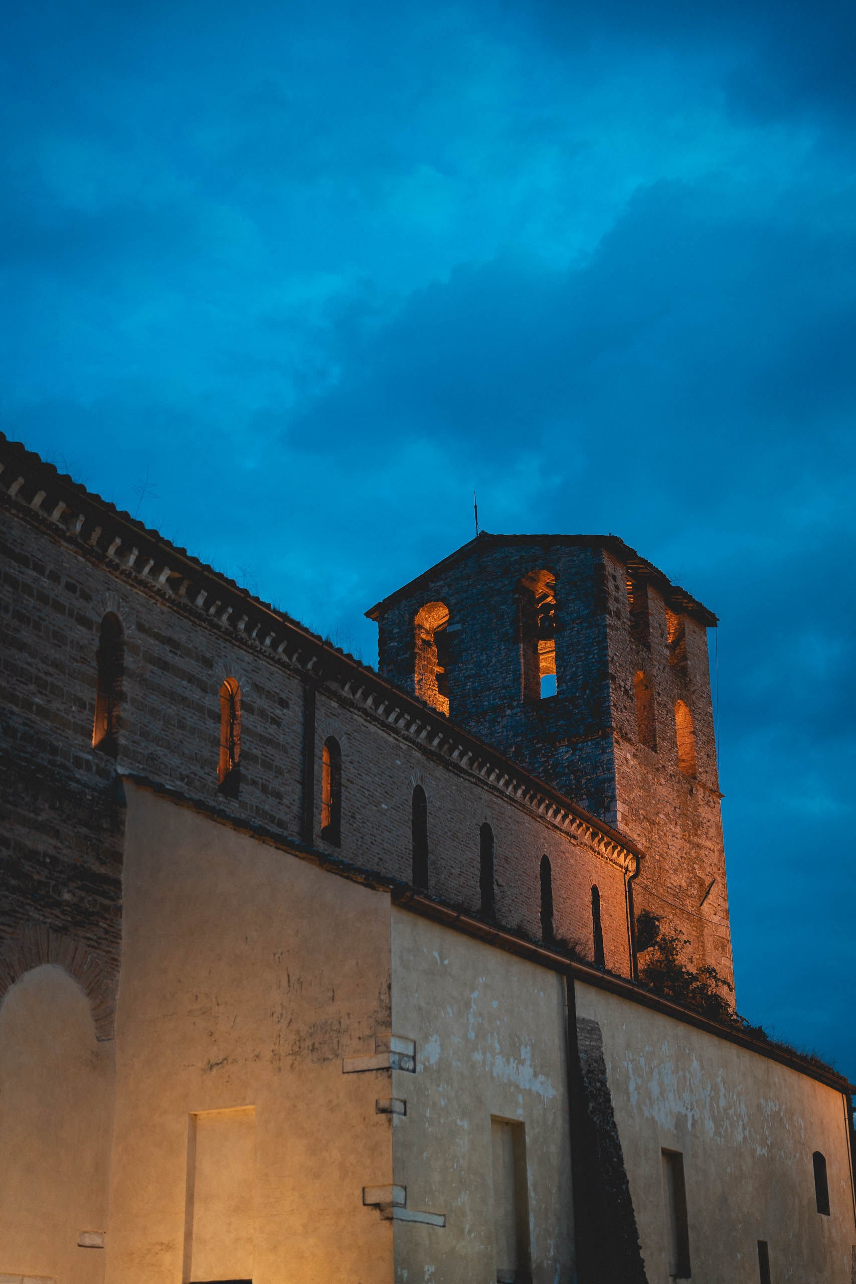 L’Abbazia illuminata alla sera